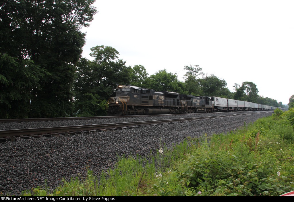 NS 1180 leads train 21J west